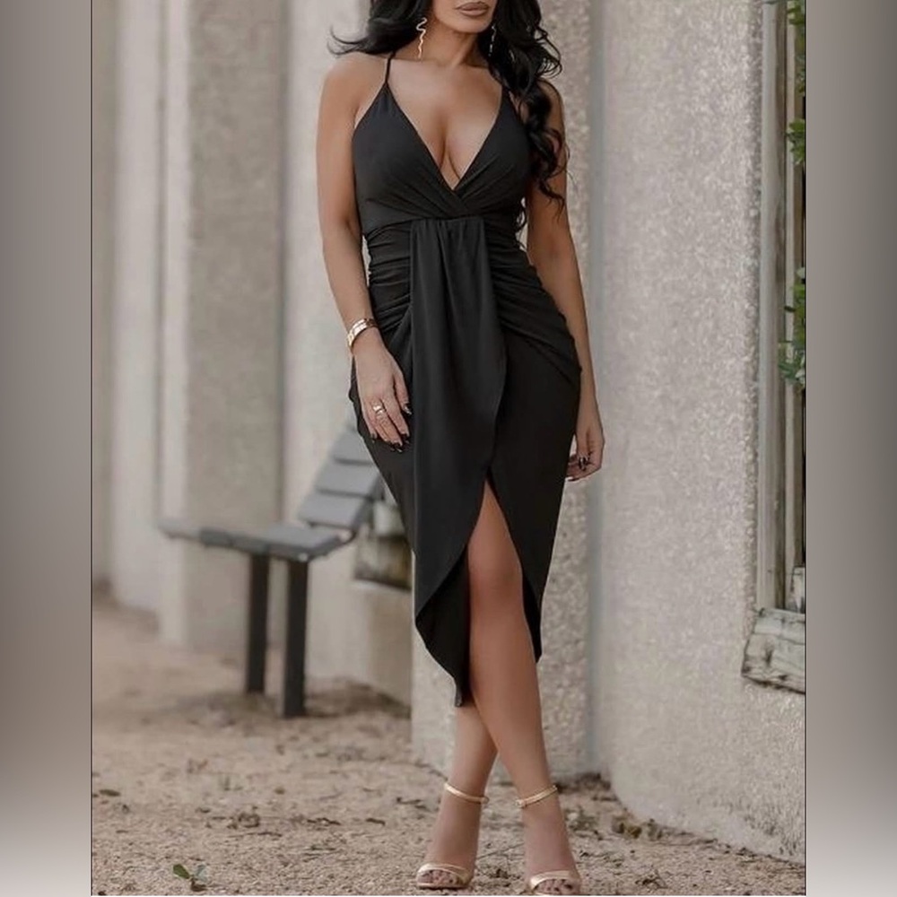 Chic Black Midi Dress with Plunging Neckline S🖤